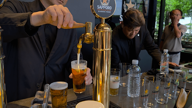11일 서울 성수동에서 열린 '삿포로 프리미엄 비어스탠드' 오픈 미디어행사에서 타나베 토시히로 삿포로 글로벌 브랜드 매니저가 제품을 시연하고 있다./영상=박수림 기자