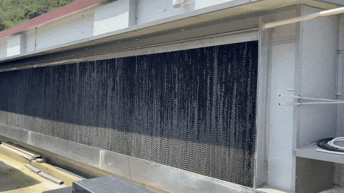 지난 10일 전북 익산시 ‘문기농장’ 계사에 설치된 쿨링패드에 물이 떨어지고 있다. 박연수 기자