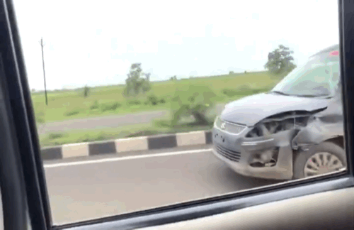 [뉴시스]인도의 한 남성이 반쯤 박살 난 자동차를 몰고 도로 위를 아무렇지 않게 달리는 영상이 퍼지면서 누리꾼 사이 화제가 되고 있다. (사진=프리프레스저널) *재판매 및 DB 금지