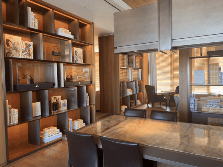 [서울=뉴시스] 전병훈 기자 = 지난 10일 방문한 서울신라호텔 '더 이그제큐티브 라운지'에서 비비안 웨스트우드의 주얼리 라인이 전시돼 있다. *재판매 및 DB 금지