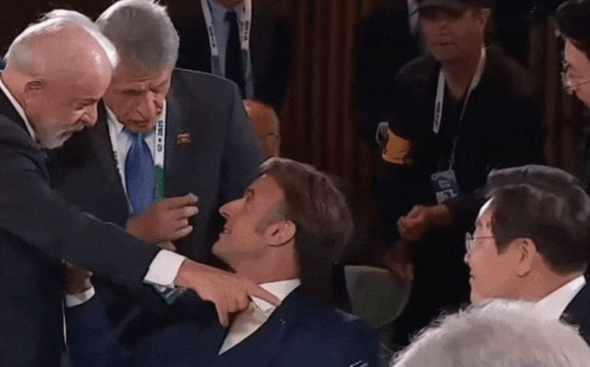 17일(현지시간) 캐나다에서 열린 주요 7개국(G7) 정상회의 확대회담에서 루이스 이나시우 룰라 다시우바(왼쪽) 브라질 대통령이 에마뉘엘 마크롱(가운데) 프랑스 대통령과 악수하며 이재명 대통령(오른쪽)을 가리키자, 마크롱 대통령이 이 대통령을 향해 윙크하며 엄지를 들어보이고 있다. 2025.6.17 온라인 커뮤니티