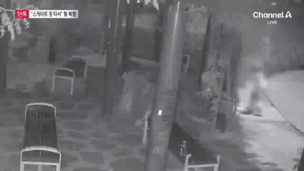 40대 아빠가 7세 딸을 벤치 쪽으로 끌고가는 모습. 딸이 넘어졌는데도 아랑곳하지 않았다. (채널A 갈무리)