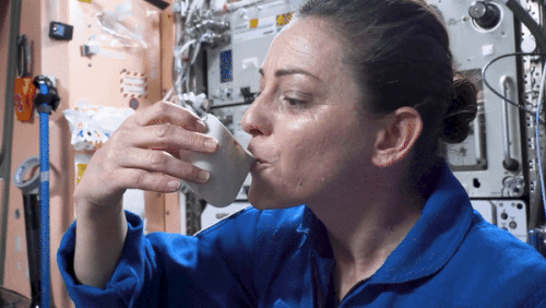 ISS에서 근무 중인 우주비행사들이 커피를 즐기는 모습 (영상=유튜브 NASA Johnson)