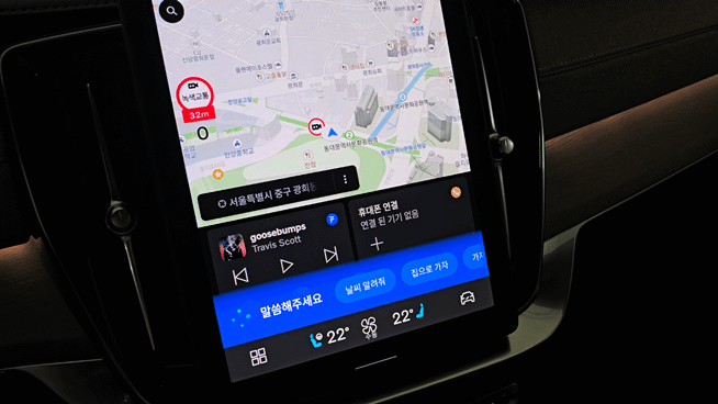 볼보 '신형 XC90'에 적용된 자동차 전용 AI 플랫폼 '누구 오토 2.0'으로 명령어를 실행하고 있다. [사진=김종성 기자]