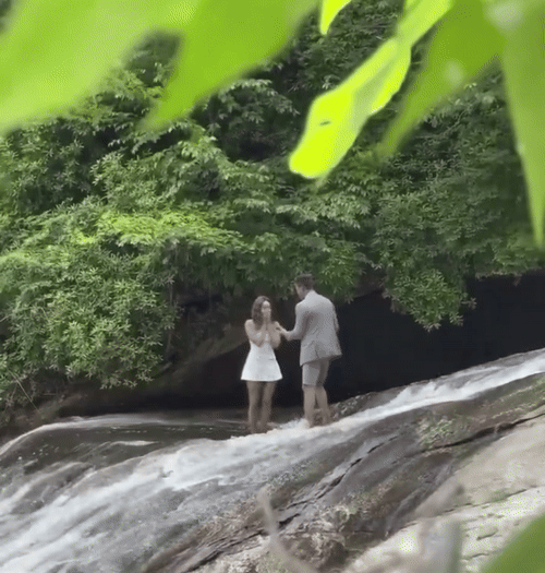 [서울=뉴시스]자메이카의 유명 관광지인 던스리버폭포에서 한 남성이 여자친구에게 청혼하려다 발을 헛디뎌 물속으로 떨어졌다. (영상=X) 2025.7.9. *재판매 및 DB 금지