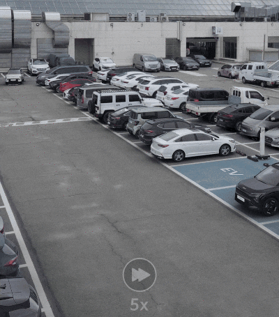 현대차그룹의 주차 로봇이 전기차 EV3를 이동시키는 모습. /현대차그룹