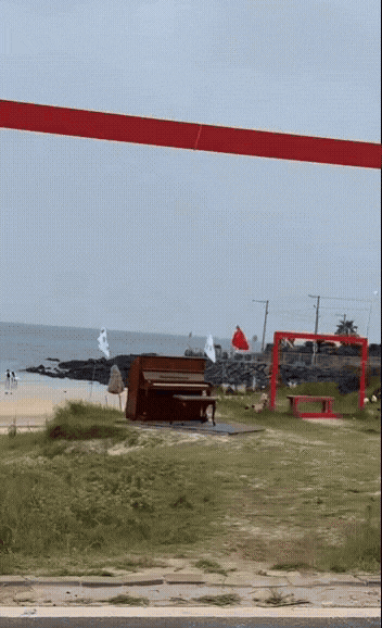 제주도 우도의 한 해변에서 중국 국기인 오성홍기가 태극기와 나란히 설치됐다가 철거되는 일이 발생했다. /스레드