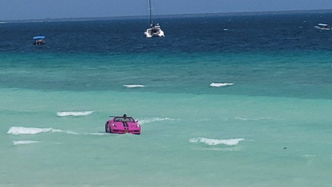 [사진=박현주 기자] 잔지바르 눙기 해변에 스포츠카가 푸른 바다위를 달리는 이색 장면을 연출, 관광객들을 사로잡고 있다. *재판매 및 DB 금지