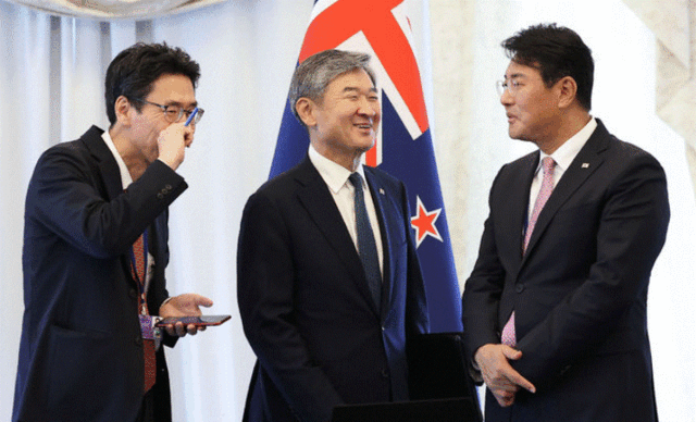이른바 '윤석열(VIP) 격노' 회의에 참석했던 이충면 전 국가안보실 외교비서관이 채상병 사건 외압 의혹을 수사하는 이명현 특별검사팀 조사를 마치고 돌아갔다. 조태용(가운데) 국가안보실장과 김태효(오른쪽) 국가안보실 제1차장, 이충면 외교비서관이 2023년 7월 11일(현지시간) 리투아니아 빌뉴스 한 호텔에서 열린 한-뉴질랜드 정상회담에 앞서 대화를 나누고 있다. /뉴시스