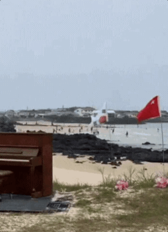 지난 8일 제주 우도 한 해변에 중국 국기가 태극기와 나란히 꽂혀 있는 모습. SNS