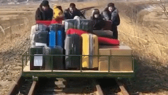 북한에서 근무하는 러시아 외교관들이 ‘레일 바이크’를 타고 러시아로 귀국하는 모습이 공개됐다./러시아 외무부 인스타그램