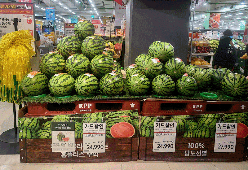 지난 11일 서울 마포구의 한 홈플러스 매장과 서울 서초구의 하나로마트 매장에 진열된 수박과 복숭아. /연지연·민영빈 기자