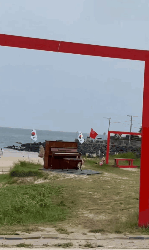 우도에서 발견된 오성홍기를 촬영한 영상이 SNS에 올라왔다. 깃발 아래 연꽃과 목단, 피아노가 놓여 있고 중국인 관광객들은 이를 배경으로 사진을 찍었다. (영상=스레드)