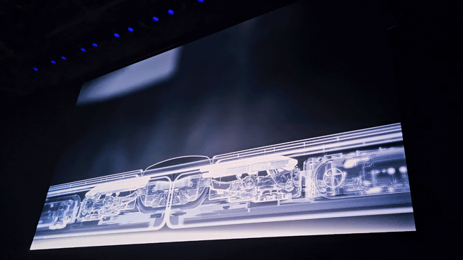 지난 9일(현지시간) 미국 뉴욕 브루클린에서 열린 '갤럭시 언팩 2025'에서 공개된 '갤럭시Z 폴드7'에 적용된 새로운 '아머 플렉스 힌지'의 접히는 단면. 접혔을 때 디스플레이가 휘어지는 공간이 더 넓어진 모습. [사진=박지은 기자]