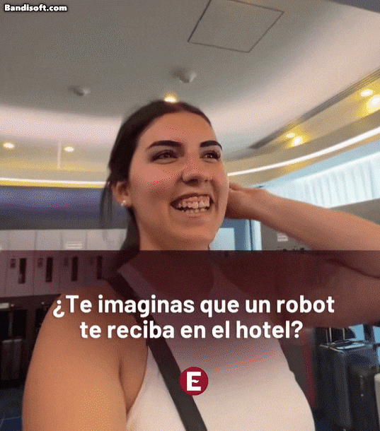 아르헨티나 인플루언서가 일본 헨나호텔의 로봇 직원들을 보며 놀라는 모습./틱톡