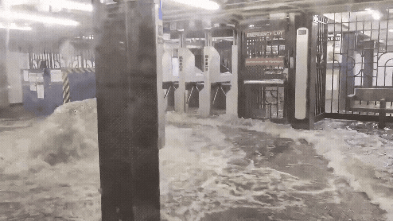 14일 갑작스러운 폭우로 미국 뉴욕의 지하철역이 침수된 모습. /X(옛 트위터)