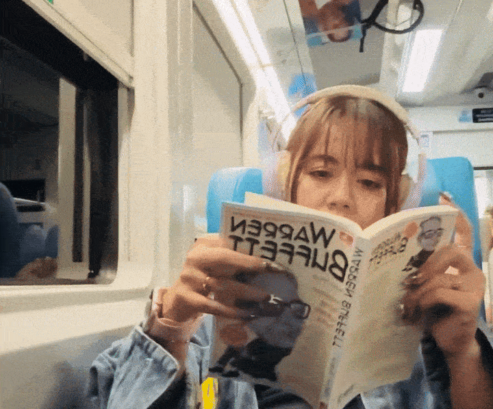 인도네시아에서 열차를 타고 있던 도중 유리창에 돌이 날아들어 얼굴에 상처를 입은 현지 여성의 사연이 전해졌다. [인스타그램]