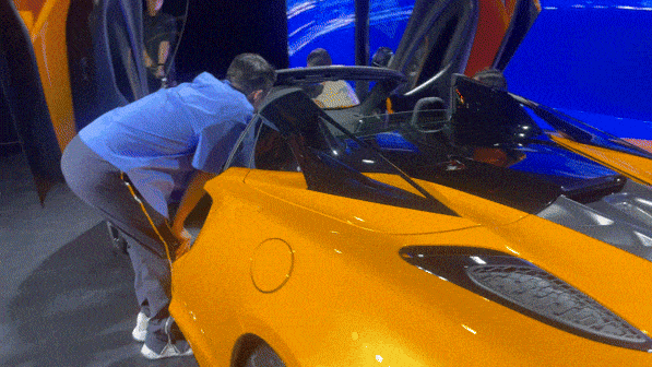 맥라렌의 차세대 슈퍼카 ‘아투라 스파이더(Artura Spider)’ 실사. 맥라렌을 상징하는 파파야 오렌지 컬러로 도장된 모습. 2025.7.4 김유진 기자/kacew@