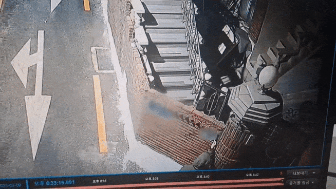 서울경찰청 광역수사단 마약수사1계가 검거한 마약 유통책 ‘드라퍼’가 ‘던지기’를 하는 모습.  [서울경찰청 제공]