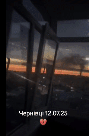 지난 11일(현지시간) 밤부터 다음날 새벽까지 러시아군이 우크라이나 서부 체르니우치를 폭격한 영상을 보면 Kh-101 순항미사일(오른쪽)이 떨어지면서 집속탄(클러스터 탄두)와 유사한 일련의 폭발이 이어졌다.