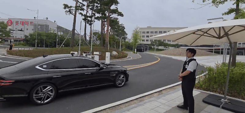 VCM 회의에 참석하기 위해 줄지어 들어서는 차량들 (사진=한전진 기자)