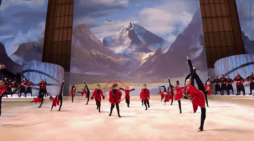 블라디미르 푸틴 러시아 대통령과 여자친구 알리나 카바예바 사이의 아들로 이반 푸틴(10)으로 추정되는 소년이 체조 공연에 참가한 영상이 공개됐다. /텔레그램