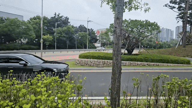 16일 오전 8시 50분쯤 경기도 오산시 롯데인재개발원 정문으로 검은색 법인차량이 들어가고 있다. /정재훤 기자