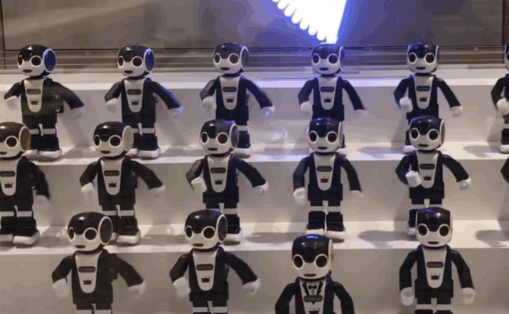 아르헨티나 관광객이 일본 도쿄의 헨나호텔에서 로봇 직원들과 마주한 체크인 장면을 영상으로 공개했다. 해당 호텔은 프런트부터 체크아웃까지 전 과정을 로봇이 담당하는 무인 시스템으로 운영된다. (사진=헨나호텔 홈페이지)