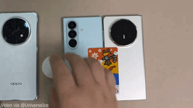 엑스(X)에서 주로 활동하는 IT 팁스터 유니버스아이스(@UniverseIce)가 게재한 영상. 갤럭시Z 폴드7과 매직 V5를 나란히 눕혀놓고 위에 카드를 놓은 후 탁구공을 올려두자 더 얇은 갤럭시Z 폴드7 쪽으로 공이 굴러가는 모습. [사진=유니버스아이스 X 계정]