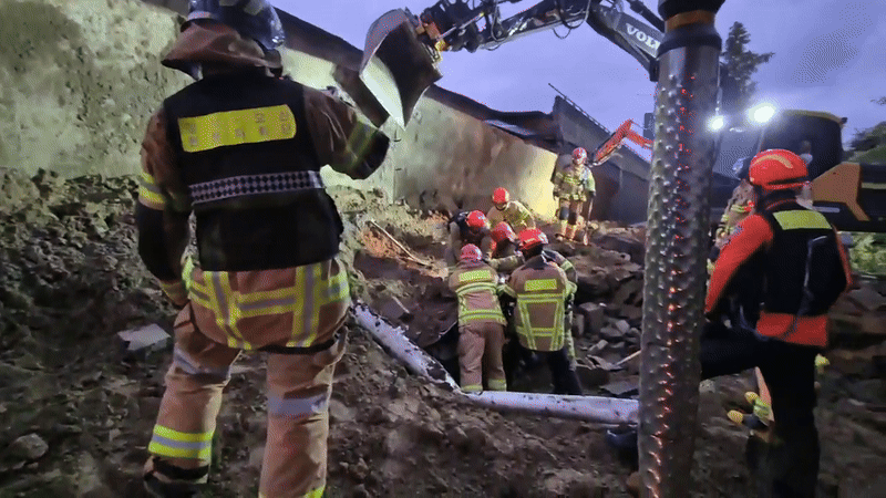 경기도 오산시 기장동 가장교차로 인근에서 16일 오후 7시4분쯤 약 10m 높이의 옹벽이 도로 쪽으로 무너지며 주행 중이던 차량을 덮쳤다. 소방당국은 해당 차량에는 운전자 등 탑승자가 고립돼 있을 가능성이 있다고 보고 구조작업을 벌이고 있다. 경기도소방재난본부 제공
