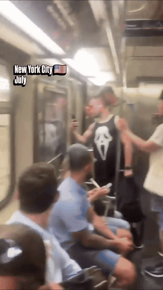 14일(현지시간) 쏟아진 기록적인 폭우로 미국 뉴욕시 지하철 역사가 침수됐다. /사진=인스타그램 climate.apocalypse