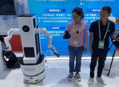 로봇암을 시연하는 중국 취재진./사진=우경희 기자