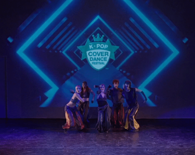 지난 12일(현지시간) 불가리아 수도 소피아 토플로센트랄라 문화센터에서  열린 ‘2025 K팝 커버댄스 페스티벌 인 불가리아’에서 우승한  ‘스킬스’ 멤더들이 화려한 무대를 선보이고 있다. 주불가리아 대한민국 대사관 제공.