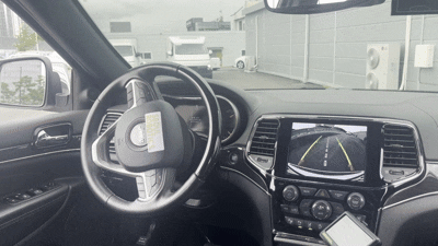 15일 경기 성남 분당의 서울로보틱스 알앤디센터에서 서울로보틱스의 자율주행 기술을 탑재한 지프 스포츠유틸리티차량(SUV)이 기자를 태운 뒤 자유자재로 후진을 하고 있다. /정혜진기자