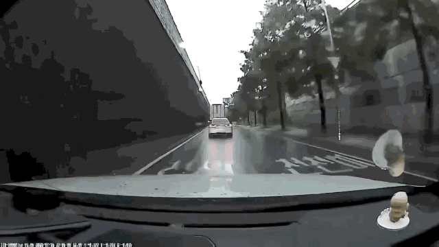 16일 오후 7시쯤 경기 오산시 가장교차로 고가도로의 10m 높이 옹벽이 무너지는 사고가 났다. 영상은 사고 당시 모습 〈영상=온라인 커뮤니티〉