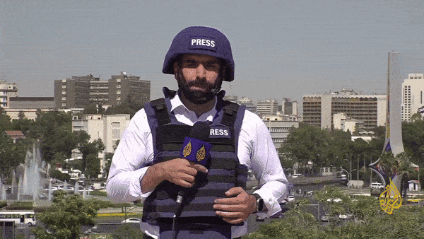 인근에서 이스라엘의 공습이 발생하자 몸을 움츠리는 시리아 뉴스 기자. 사진=엑스 캡처