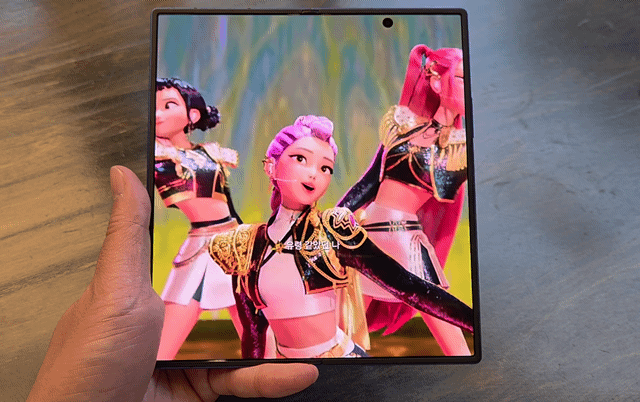 갤럭시 Z 폴드7으로 넷플릭스 '케이팝 데몬 헌터스'를 보는 모습. 사진=구자윤 기자