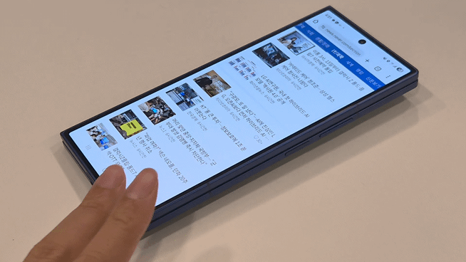 갤럭시 Z 폴드7을 살짝 터치만 했을 뿐인데 중심을 못 잡고 좌우로 흔들거리는 모습. 사진=구자윤 기자