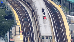 10일 미국 뉴욕시 브롱크스 일대를 질주하는 지하철 열차 위에서 현지 12~16세 청소년들이 이른바 '지하철 서핑'을 하고 있다. 뉴욕경찰국(NYPD) 제공