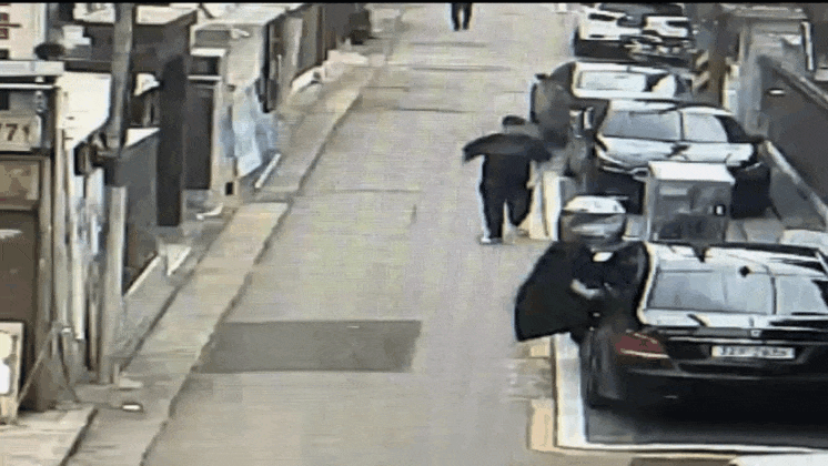 2024년 초, 진성파 조직원이 서울 금천구 합숙소 앞에 도착한 합숙소장에게 허리를 숙여 인사하고 있다. 서울경찰청 제공