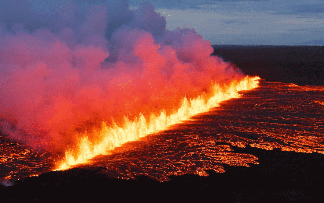 드론으로 촬영한 화산 분화 모습으로 용암으로 장벽이 세워졌다.