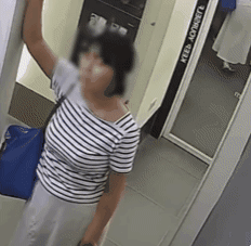 지난 11일(현지시간) 하노이 남뜨리엠 내에서도 번화가에 속하는 미딩의 한 즉석사진관에서 몸싸움을 벌이는 한국인 여성 2명과 베트남인 여성 2명. 유튜브 캡처