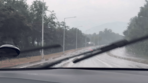 BYD 씰 주행 장면. 과속방지턱을 넘을 때 속도를 충분히 줄였음에도 덜컹거림이 심했다./영상=백유진 기자 byj@