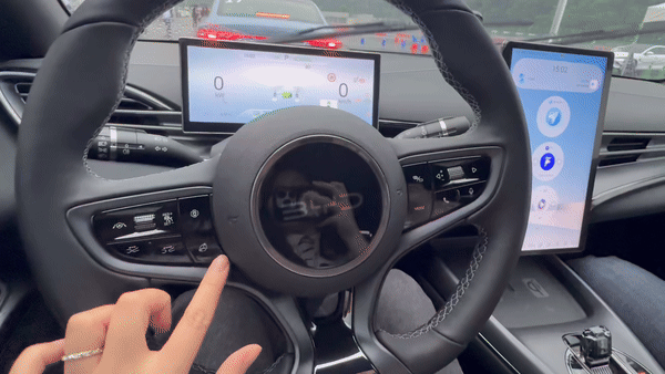 씰에 적용된 12.8인치 회전형 디스플레이. 버튼을 누르니 디스플레이가 움직이면서 화면도 자동 조정됐다./영상=백유진 기자 byj@