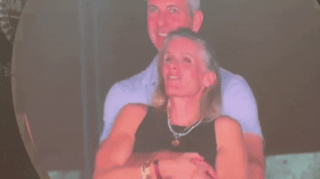 16일 미국 매사추세츠주 보스턴에서 열린 영국 록밴드 '콜드플레이'의 콘서트 도중 전광판에 생중계된 '키스캠' 영상. 엑스(X) 캡처