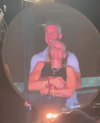 지난 16일 미국 매사추세츠 보스턴에서 열린 밴드 콜드플레이 콘서트에서 미국 IT기업 '아스트로노머' CEO(최고경영자) 앤디 바이런과 CPO(최고인사책임자) 크리스틴 캐벗이 다정하게 스킨십을 하며 공연을 관람하는 모습이 포착됐다. 두 사람은 전광판에 자신들의 얼굴이 비춰지자 깜짝 놀라는 모습을 보였다./사진=엑스(X·옛 트위터)