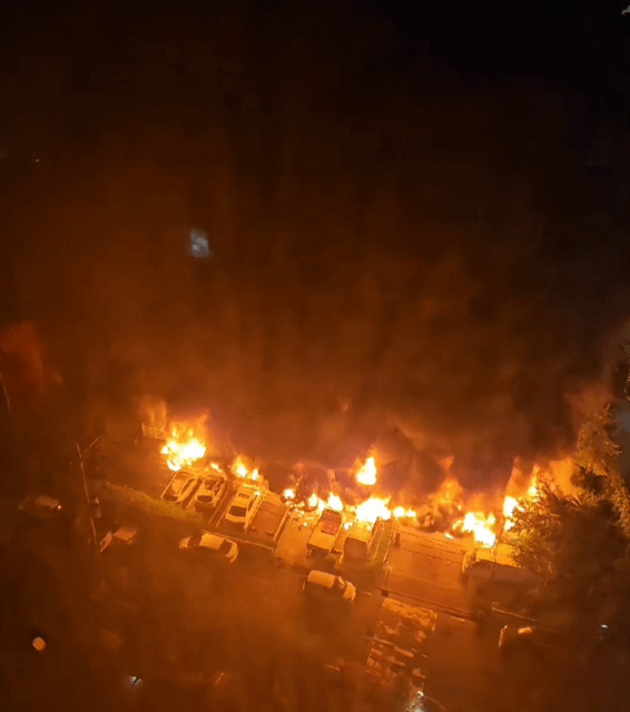 50대 여성 A씨가 전날 오후 9시5분쯤 경기도 광명시  소하동 오크팰리스 1층 필로티 주차장에서 불이 나고 있는 장면을 찍은 동영상. /사진=독자 제공.