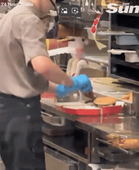 러시아의 한 패스트푸드 매장에서 직원이 손님에게 줄 버거에 침을 뱉는 사건이 발생했다.  /사진=영국 매체 The Sun 갈무리