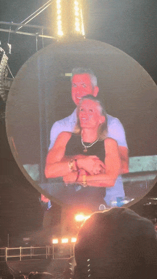 16일(현지시간) 미국 매사추세츠 주 보스턴에서 열린 콜드플레이 콘서트에서 앤디 바이런 아스트로너머 최고경영자(CEO)와 크리스틴 캐벗 최고인사책임자(CPO)가 백허그를 하며  공연을 즐기는 모습이 카메라에 잡히자 놀라 얼굴을 감추고 있다. [SNS 갈무리]