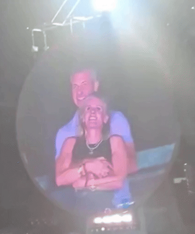 온라인에서 화제가 되고 있는 콜드플레이 콘서트 전광판 영상. 틱톡 캡처